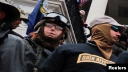 资料照片:“誓言守护者”成员在国会大厦外的台阶上参加反对认证拜登当选总统的抗议。(2021年1月6日)