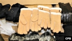 资料照:美国海关和边境保护局宣布在洛杉矶/长滩海港扣押源自新疆涉嫌为强迫劳动产品的一批女式皮手套。(2020年10月15日)