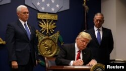 သမ္မတအမိန့် ၂ ရပ်ကို Donald Trump လက်မှတ်ရေးထိုးနေစဉ်၊