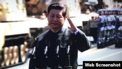 习近平在阅兵中行左手礼(2015年9月3日)