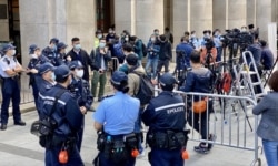 黎智英涉国安法保释上诉案,大批警员在法庭外戒备。 (美国之音/汤惠芸)