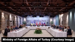 上星期五,俄罗斯、乌克兰三年来第一次举行直接会谈。