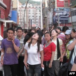 听说有人要跳楼,路人纷纷扬头观看