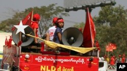 ကြားဖြတ်ရွေးကောက်ပွဲအတွက် NLD ပါတီ မဲဆွယ်နေပုံ