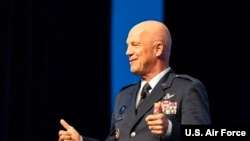 美国太空司令部司令、空军上将约翰·雷蒙德John Raymond(美国空军照片)