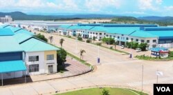 中国在柬埔寨投资建设的西哈努克港经济特区。(美国之音朱诺拍摄,2017年6月10日)