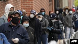 人们在纽约布朗克斯区一个新冠检测点排队等待检测。(2020年4月20日)