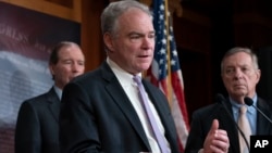 美国参议院通过战争权决议后,参议员凯恩对记者讲话。