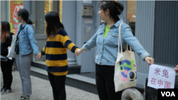 10月6日,50多名参与者站在纽约曼哈顿的一条街上,他们手拉手筑成人链,支持中国米兔运动。