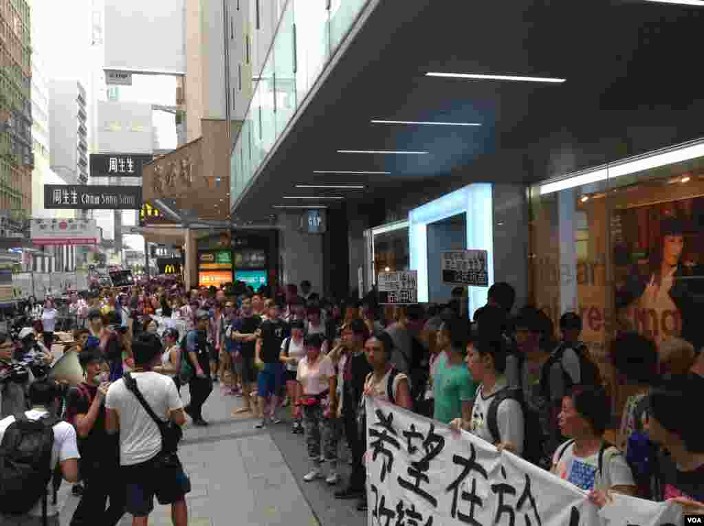 香港学联大专界罢课星期三继续在添马公园举行(美国之音图片/海彦拍摄)