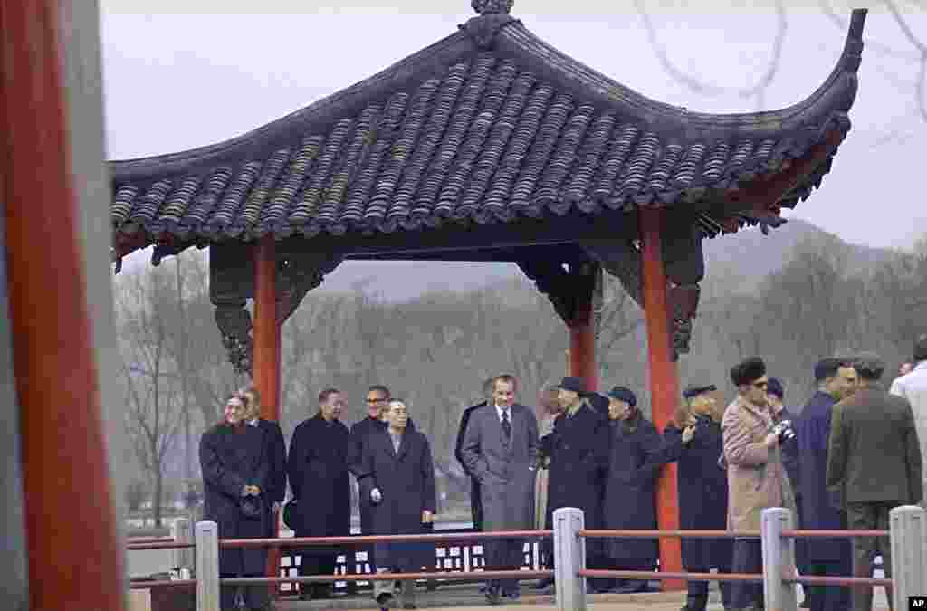 1972年2月26日中国总理周恩来陪美国总统尼克松游览杭州西湖 。据报道, 在尼克松到来前,东海舰队的20人来到西湖,来回两次扫雷,没发现湖底有危险物;为了避开尼克松的西湖行,杭州安排学校和单位延迟下课或下班。