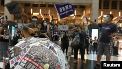 台湾民众在台北火车站集会支持香港抗议港版国安法的示威者。(2020年5月23日)