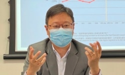 香港浸会大学政治及国际关系学系副教授陈家洛表示,新一届立法会议员宣誓仪式,首次将过往议事厅内的香港特区区徽,改为中华人民共和国国徽,这些象征性的改动,他认为是彰显北京在香港“新常态”下的主导角色 (美国之音/汤惠芸)