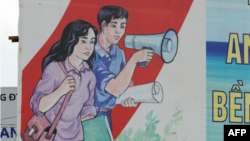 Một áp phích của Uỷ ban Dân số và Gia đình ở Hà Tây, ngoại thành Hà Nội. Dù Việt Nam thành công trong đối phó với dịch COVID-19 nhưng không tránh khỏi gia tăng về bạo lực gia đình trong thời gian đại dịch. (Photo AFP)