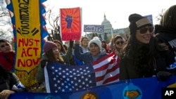 示威者在国会山游行,支持梦想生和临时保护身份项目。(资料照)