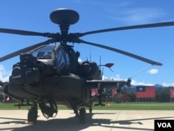 台湾军方2009年购买的新型AH-64E阿帕奇攻击直升机有“坦克杀手”之称。(美国之音记者萧洵摄影)