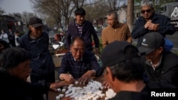 北京公园里的老年人在打麻将。(2021年4月6日)