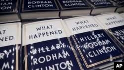 摆在华盛顿华纳剧场外等待分发的希拉里·克林顿新书《何以致败》。（2017年9月18日）