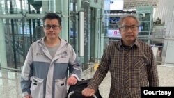 2021年1月28日上午,郭飞雄(左)从广州白云机场前往上海准备搭乘国际航班赴美,出发前与送行的维权律师刘正清合影 (刘正清分享图片)