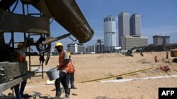 斯里兰卡工人在中国开发的科伦坡港口城工地施工。(2020年2月24日)