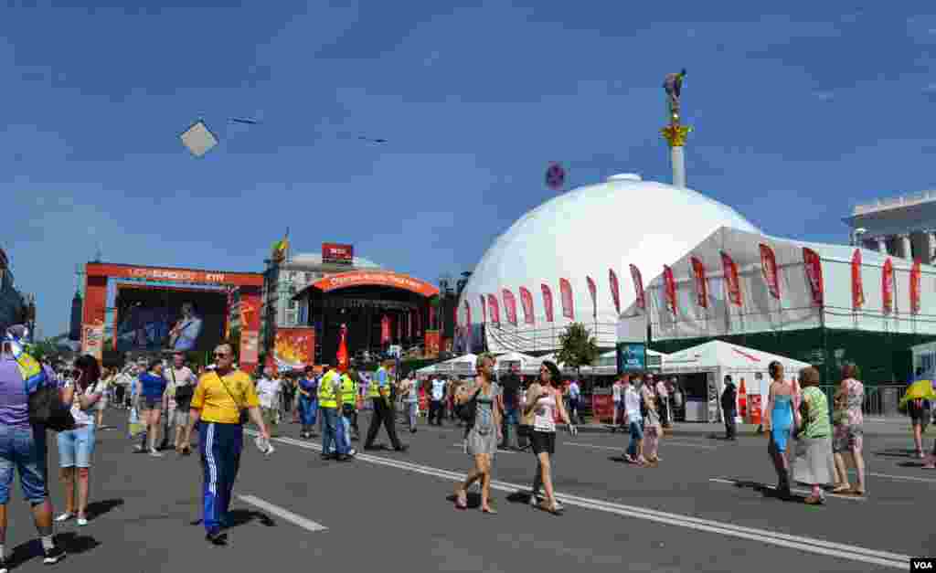 Білий футбольний м'яч - ще одна <<точка>>, де фанати можуть випити пива