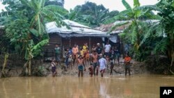 ရေဘေးဒဏ်ခံနေရတဲ့ ဘင်္ဂလားဒေ့ရှ် ဒုက္ခသည်စခန်းက ရိုဟင်ဂျာ မိသားစုများ (ဇူလိုင် ၂၈၊ ၂၀၂၁)