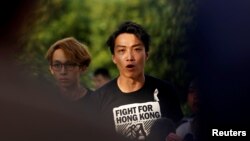 香港民间人权阵线召集人岑子杰在立法会外对记者讲话。(2019年6月15日)