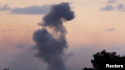 2023年11月18日,以色列和巴勒斯坦哈马斯组织冲突不断,从以色列南部看到,以色列空袭加沙后浓烟滚滚。(路透社)