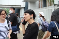 立法会议员毛孟静2019年6月12日在立法会外 (美国之音记者申华拍摄)