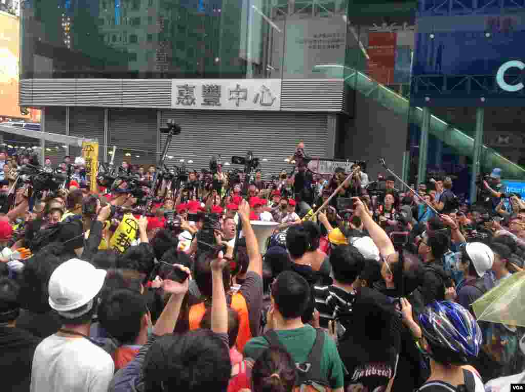 香港警方星期三上午展开强行清场行动（美国之音海彦 拍摄)。