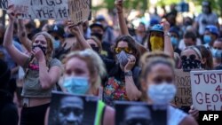 2020年5月28日抗议者在明尼苏达州明尼阿波利斯为弗洛伊德死亡示威伸张正义