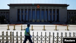 一名保安走过北京天安门广场 。(2020年5月19日)