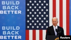 拜登总统在宾州斯克兰顿的电城有轨电车博物馆发表讲话,推动他的基础设施法案。(2021年10月20日)