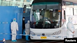 世卫新冠病毒源头调查组在武汉天河国际机场乘坐大巴车。(2021年1月14日)