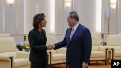 美国商务部长吉娜·雷蒙多(Gina Raimondo)2023年8月29日在北京与中国国务院总理李强会晤。(美联社)
