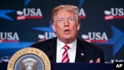 美国总统川普在佛罗里达州海厄利亚的巴基·登特公园讲话。(2018年4月16日)