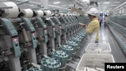中国新疆阿克苏雅戈尔集团的棉纺织厂工人在工作。(路透社2015年12月1日)