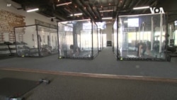 VOA英语视频: 健身房打造社交距离隔离舱 顾客可安心锻炼