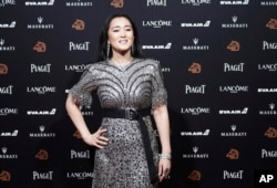 在台湾台北举行的第55届金马奖典礼上,巩俐走红毯,美联社称她为新加坡演员(2018年11月17日)。