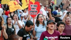 示威者在洛杉矶的联邦大楼外声援《童年入境者暂缓遣返行动》。(2017年9月1日)