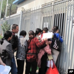 中国中央电视台接待站前排队递材料的访民,他们有些人就是强拆受害人