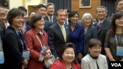 众议员罗伊斯、众议员赵美心与世界台湾商会成员合影(美国之音 钟辰芳拍摄)