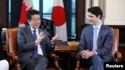 2019年4月28日,日本首相安倍晋三在渥太华与加拿大总理特鲁多举行会谈
