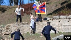 示威者在希腊奥运圣火点燃仪式上抗议北京举行冬奥会。(2021年10月18日)