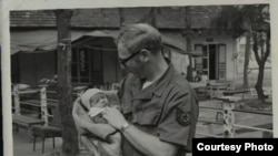 养父詹姆斯40年前抱着金伯利(金伯利·米切尔提供)