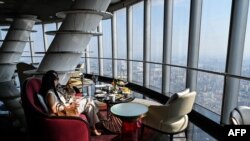 资料照：上海高端国际奢华J酒店内的餐厅。（2021年6月23日）