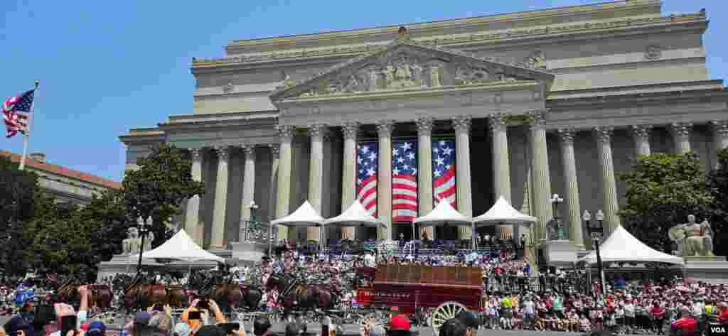 华盛顿独立日庆祝游行街头即景。(2025年7月4日)