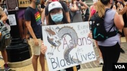 一名手持中文牌子的抗议者参加在华盛顿2020年6月6日举行的反警暴游行。(美国之音记者文灏拍摄)