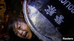 资料照:香港一名反送中抗议者被港警逮捕。(2019年9月2日)