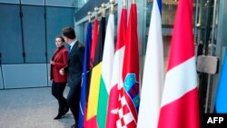 2025年1月28日,丹麦首相梅特·弗雷德里克森(左)与北约秘书长马克·吕特在布鲁塞尔举行会议。